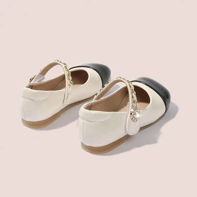 Elegant kids' leather Mary Jane flat shoes featuring a stylish pearl chain accessory for a charming and comfortable look