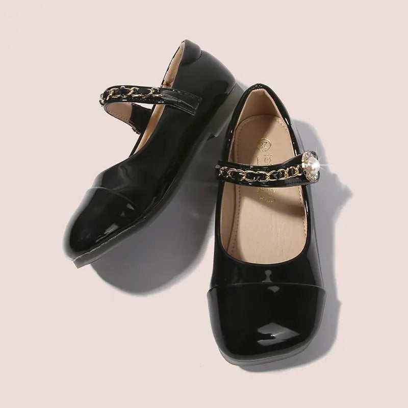 Elegant kids' leather Mary Jane flat shoes featuring a pearl chain embellishment and comfortable design for young girls