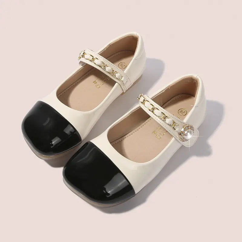 Cute kids' leather Mary Jane flat shoes featuring a delicate pearl chain embellishment for stylish, comfortable children's footwear