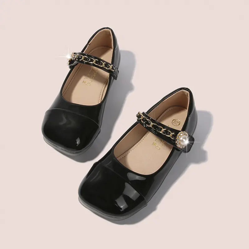 Cute kids' leather Mary Jane flat shoes featuring a pearl chain embellishment for stylish young girls