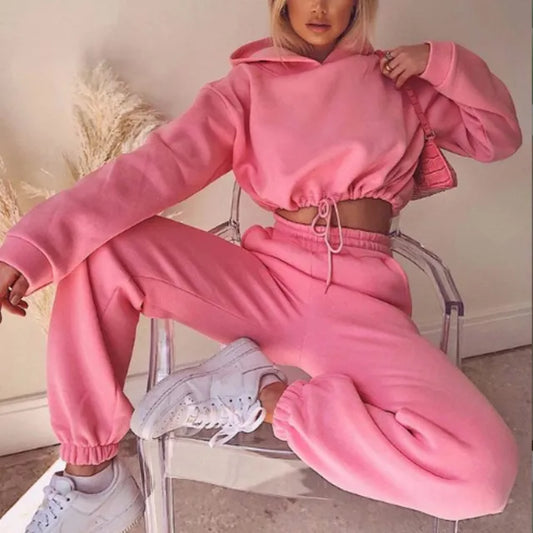 Comfortable and stylish women’s winter two-piece tracksuit set featuring warm fabric and trendy design for casual wear