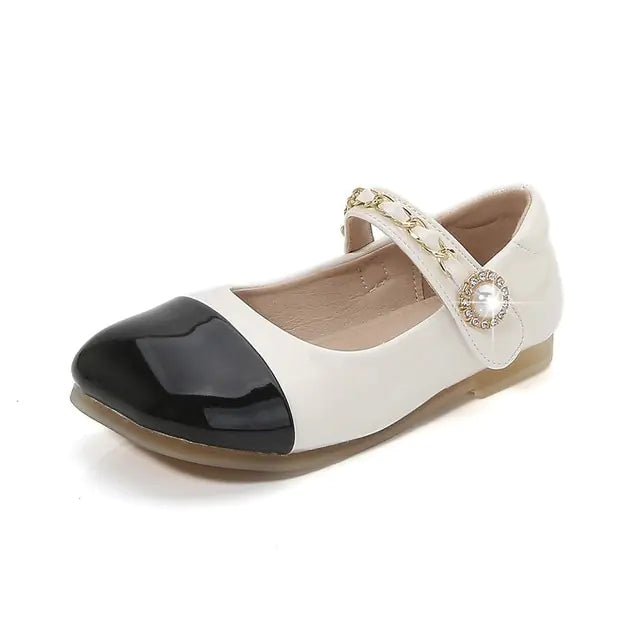 Elegant kids' leather Mary Jane flat shoes featuring a pearl chain embellishment and comfortable design